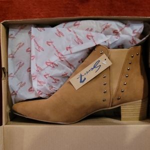 Saddle Pixie Boots. Size 11, 1.5 inches